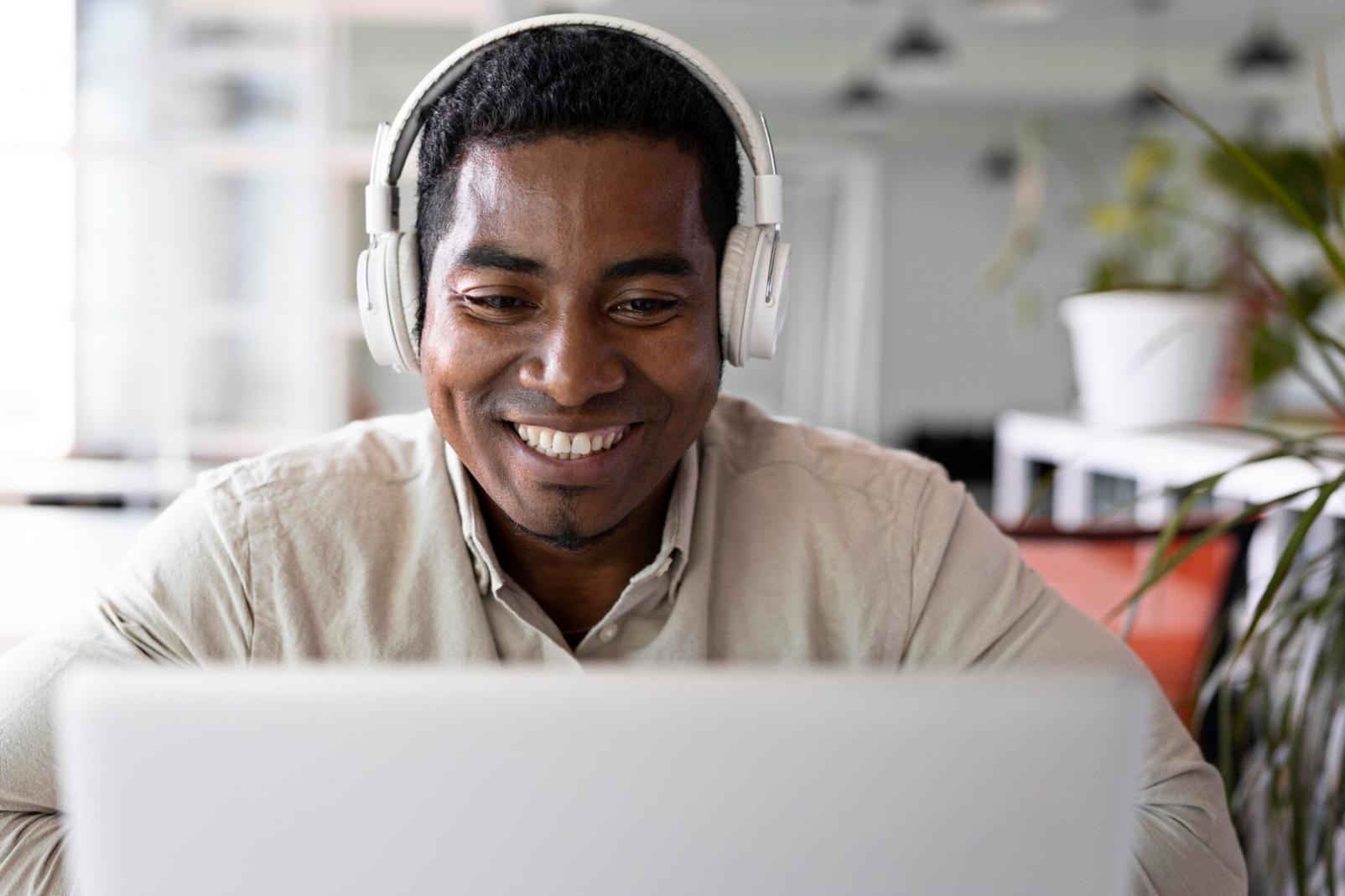 Planificación financiera con gráficos de ahorro y objetivos